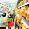 Para pengunjung Plaza Asia berbelanja minyak goreng dalam kesempatan Operasi Pasar Murah (OPM) Kota Tasikmalaya