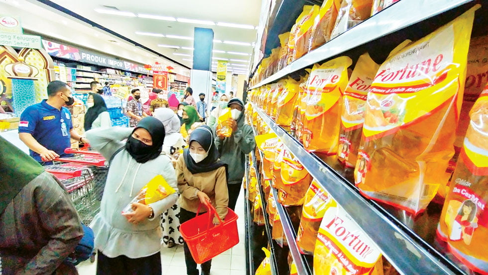 Para pengunjung Plaza Asia berbelanja minyak goreng dalam kesempatan Operasi Pasar Murah (OPM) Kota Tasikmalaya