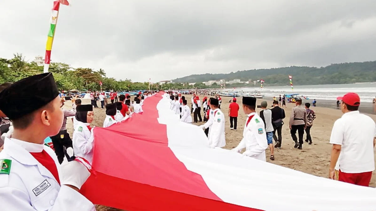 Bendera Raksasa Dibentangkan di Pantai