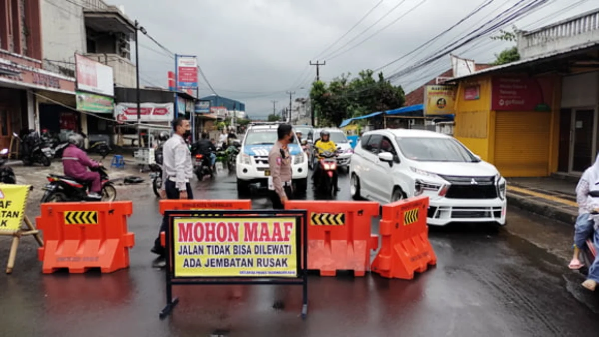 Akses di Jalan Ahmad Yani Dipersempit