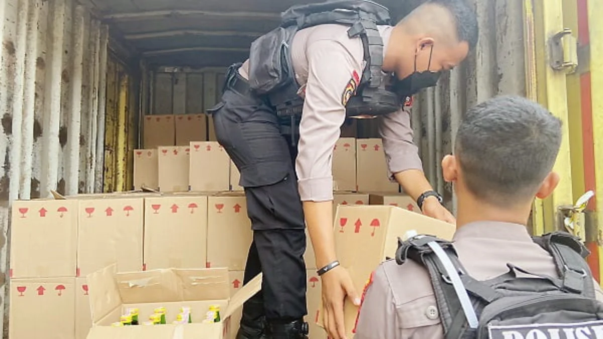 Polisi Gagalkan Distribusi 1.980 Botol Miras