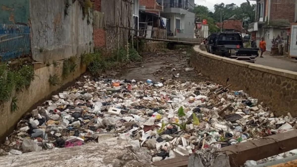 Sampah Numpuk di Sungai Ciparay