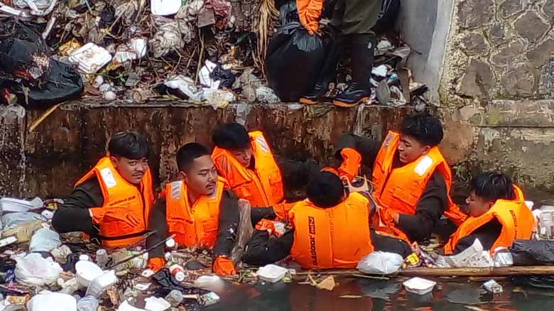 aksi komunitas kalangsari pride bersih-bersih sampah di sungai cimulu