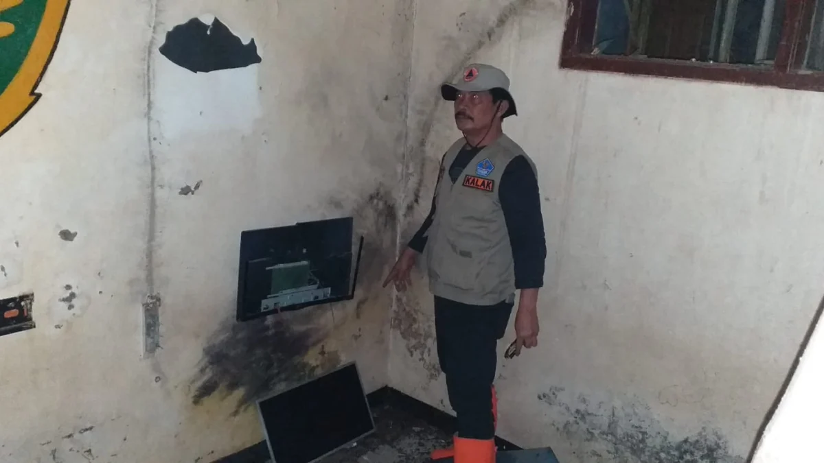 Kalak BPBD Kota Tasikmalaya H Ucu Anwar Surahman melihat TV rusak akibat sambaran petir. (Istimewa)