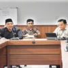 Pj Wali Kota Tasikmalaya mengikuti rapat kerja dengan Komisi I DPRD tentang pegawai kelurahan jadi instansi buangan.