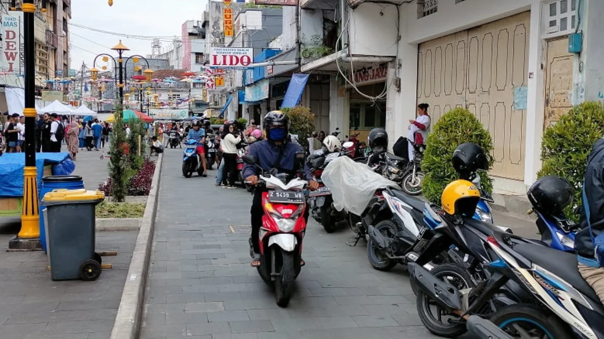 Kawasan pedestrian semakin semrawut dengan banyaknya motor yang parkir sembarangan.
