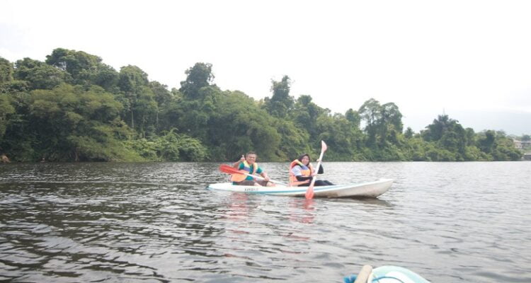 Pengunjung menggunakan kayak di Situ Lengkong Panjalu