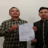 kuasa hukum azies rismaya menunjukkan surat pengunduran diri dari nasdem