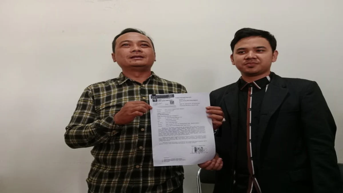 kuasa hukum azies rismaya menunjukkan surat pengunduran diri dari nasdem