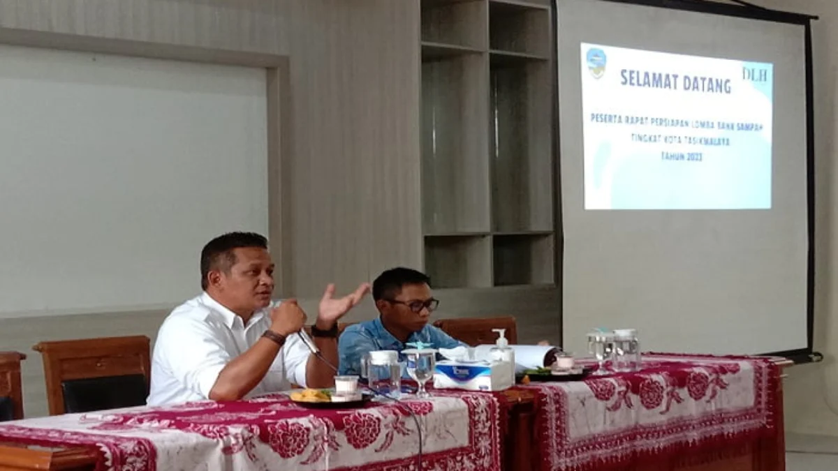 Kepala Dinas LH Deni Diyana dan Anggota DPRD Kota Tasikmalaya Enan Suherlan memaparkan rencana persiapan lomba di Bale Wiwitan.