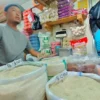 Pedagang di Pasar Pancasila mengeluhkan harga beras yang masih tinggi