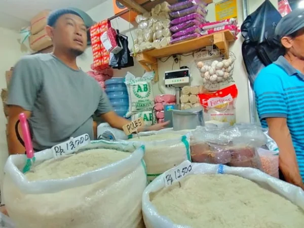 Pedagang di Pasar Pancasila mengeluhkan harga beras yang masih tinggi