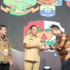 Pemkot Tasikmalaya menerima penghargaan dari Kementerian dalam negeri