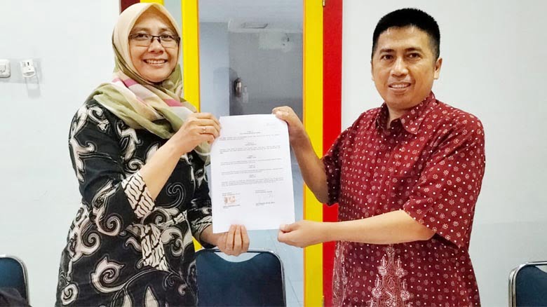 Ketua Prodi Sejarah Unigal dan Direktur Radar Tasikmalaya Group menunjukkan dokumen MoU pengembangan jurnalistik di lingkungan kampus