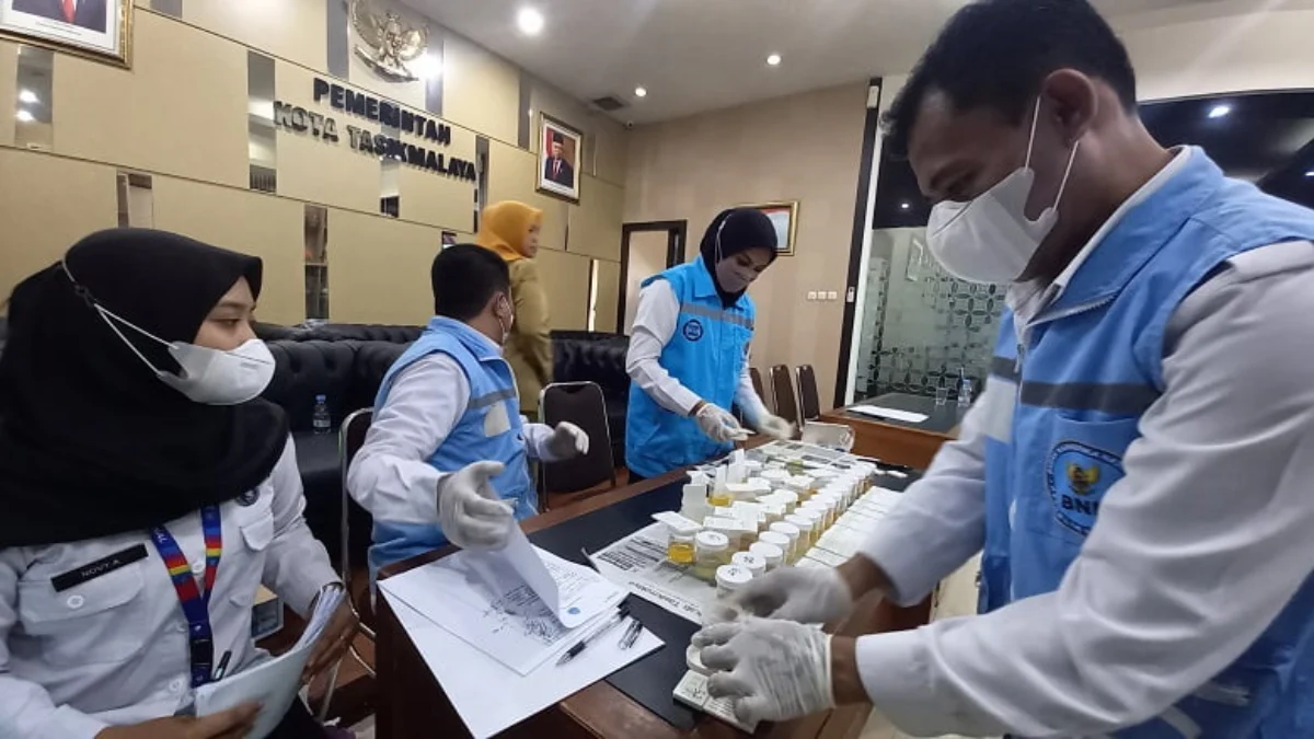 Pegawai BNN menyiapkan sampel tes urine para pegawai