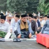 Bupati Ciamis Herdiat Sunarya mengikuti salat Idul Fitri di Alun-Alun Ciamis.