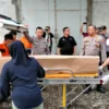evakuasi mayat di Gudang Jalan SL Tobing