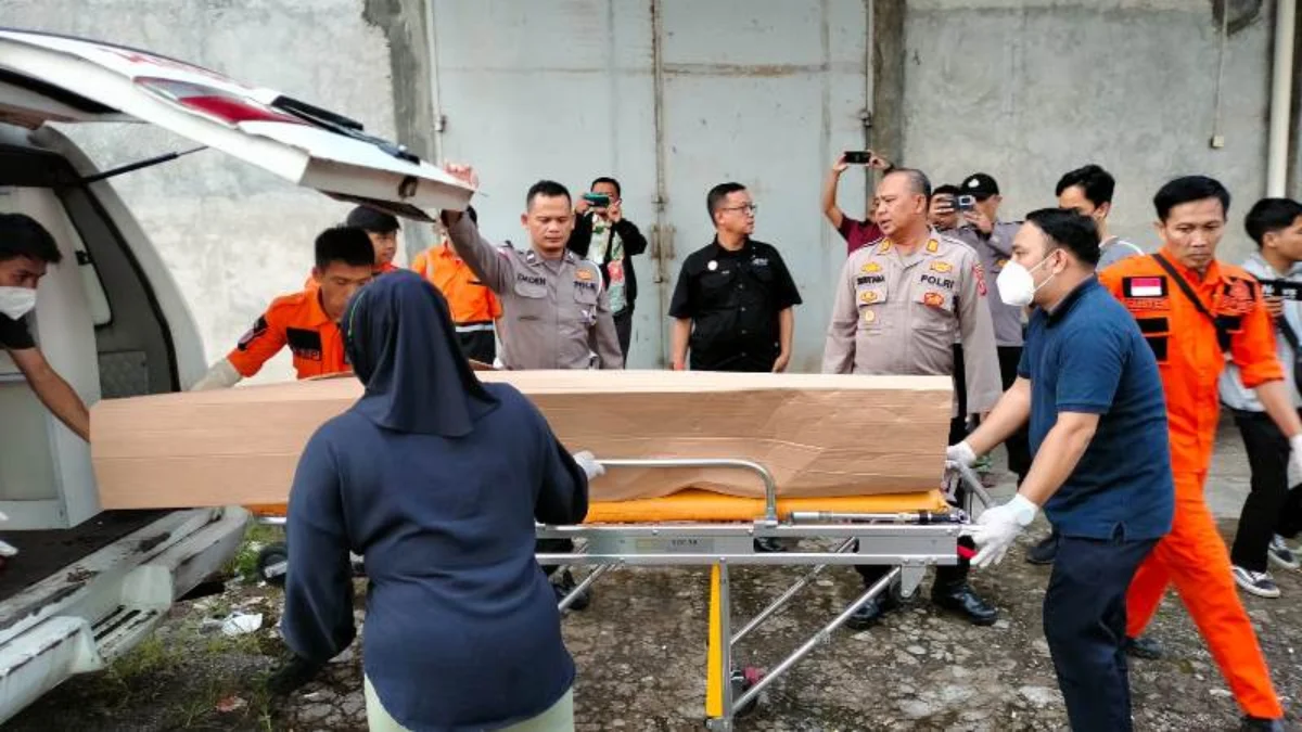evakuasi mayat di Gudang Jalan SL Tobing