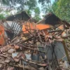 Rumah terdampak pergeseran tanah hancur total