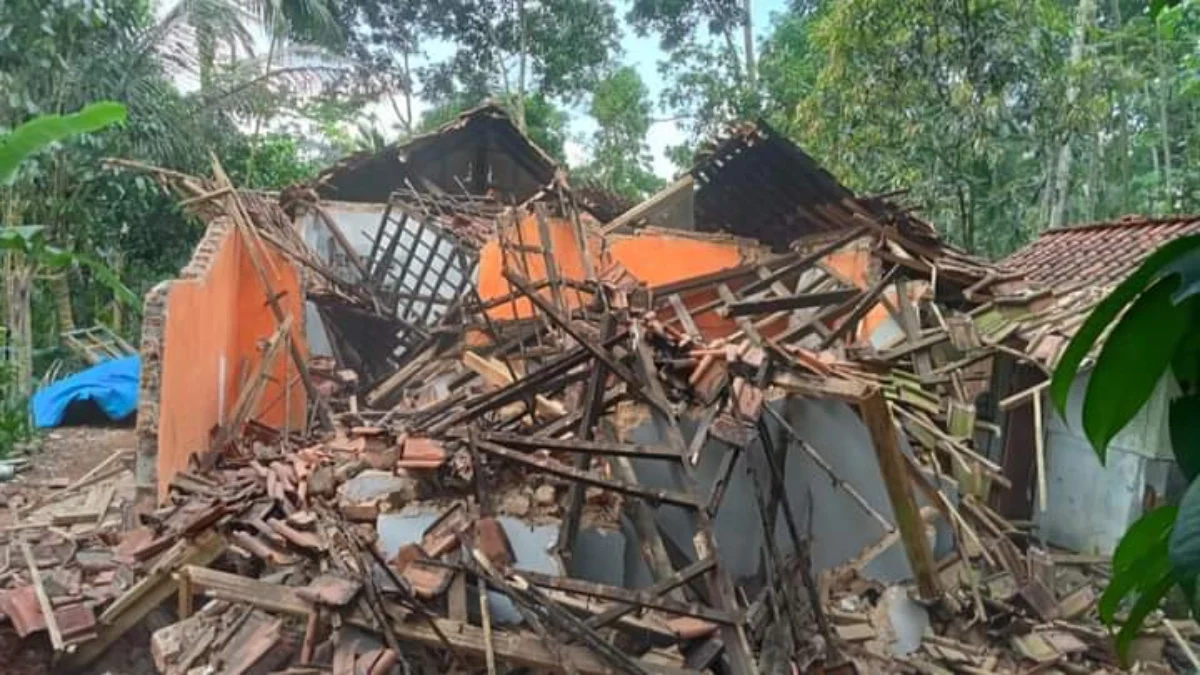 Rumah terdampak pergeseran tanah hancur total
