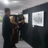 Hj Rukmini melihat karya para seniman pada ajang pameran gambar dan lukisan yang digelar di GCC Dadaha