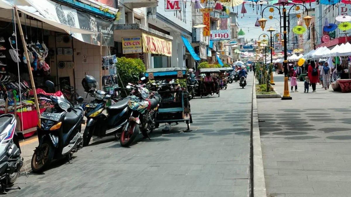 Sepeda motor parkir di Cihideung