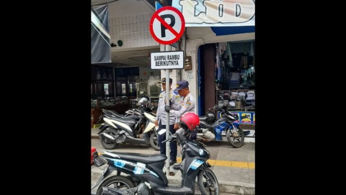 Dishub Pasang Rambu Larangan Parkir di Jalan Cihideung, Ketua KNPI : Pajangan Baru