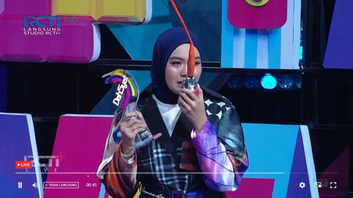 Salma Juara Indonesian Idol XII 2023 Sabet Piala DahSyatnya Awards 2023