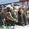 TNI bersihkan tumpukan sampah di TPS pancasila