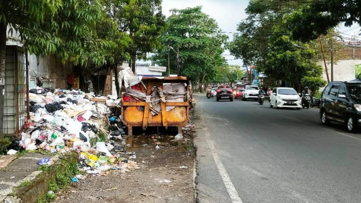 Bau Busuk Sampah di Jalan SL Tobing Kota Tasikmalaya