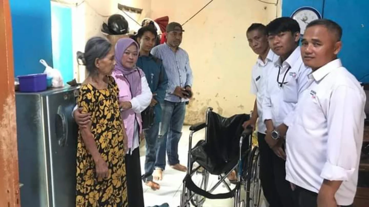 Bantuan kursi roda untuk lansia