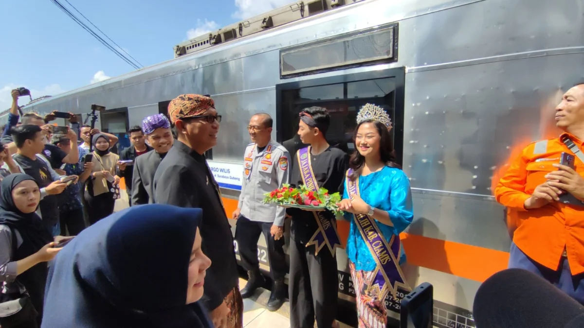 Sekda ciamis H Tatang menyiapkan sambutan khusus untuk penumpang KA Eksekutif yang pertama kali turun di stasiun ciamis