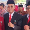 Bupati Ciamis Herdiat Sunarya berfoto bersama kepala daerah lain usai menerima tanda kehormatan dari Presiden Jokowi di Padang, Sumbar. IST