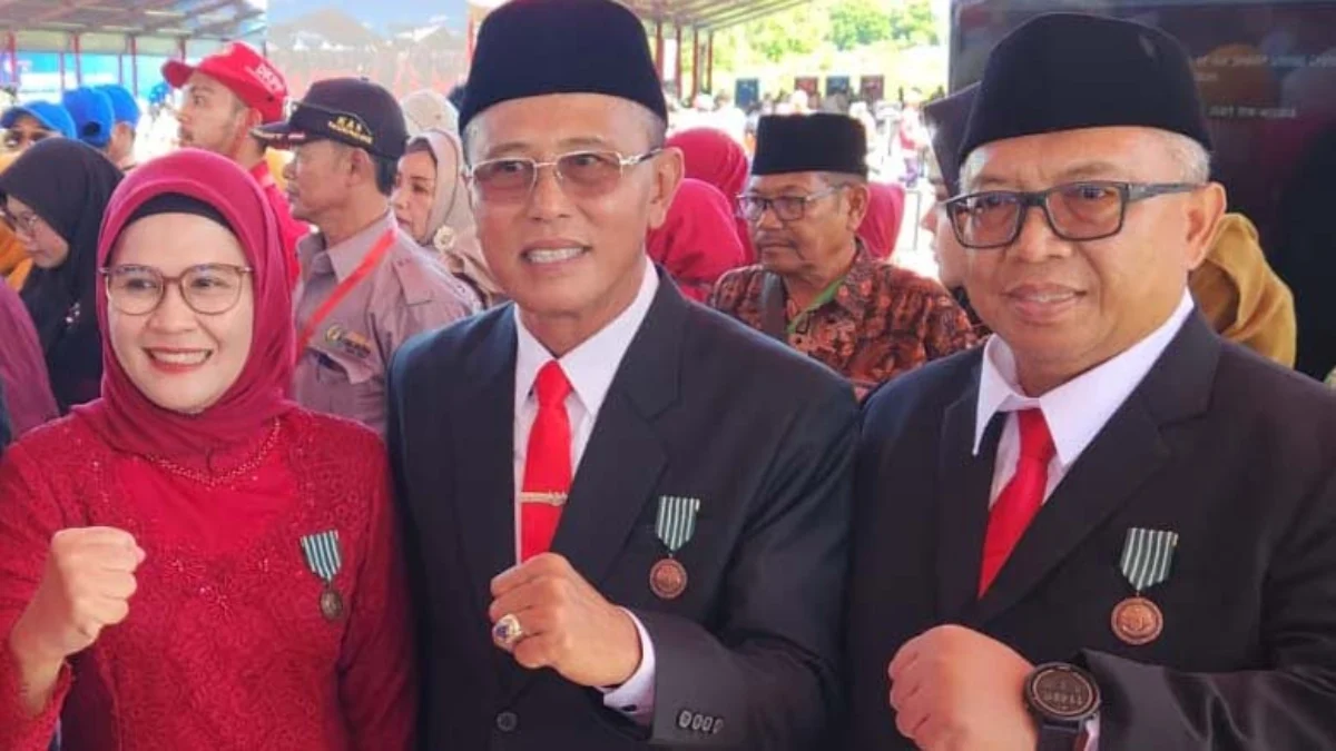 Bupati Ciamis Herdiat Sunarya berfoto bersama kepala daerah lain usai menerima tanda kehormatan dari Presiden Jokowi di Padang, Sumbar. IST