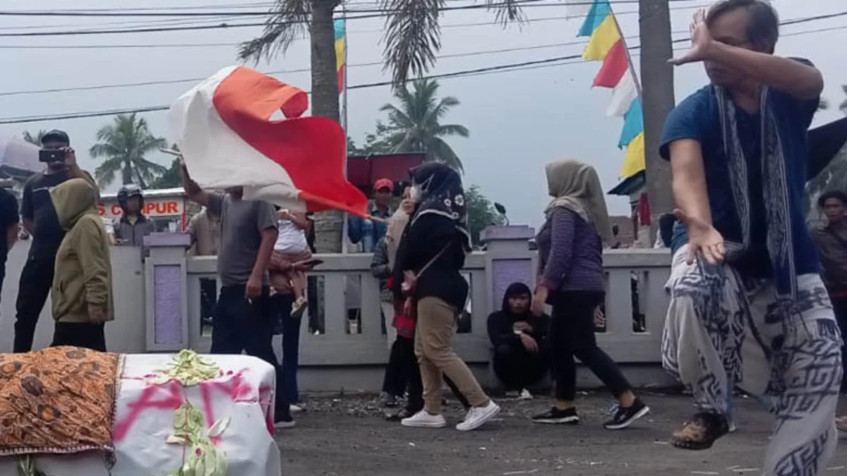Protes terkait kades gunungcupu di kantor kecamatan sindangkasih