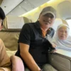 Jemaah haji Indonesia Atikah diantar petugas pulang ke tanah air dengan pesawat Saudia.