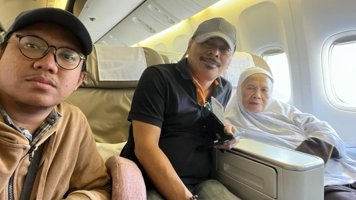 Jemaah haji Indonesia Atikah diantar petugas pulang ke tanah air dengan pesawat Saudia.
