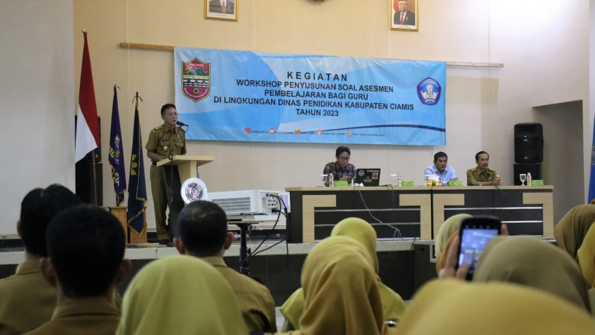 Bupati ciamis herdiat sunarya memberi arahan kepada PPPK guru dalam kegiatan di STIKes Muhammadiyah Pegaeai negeri
