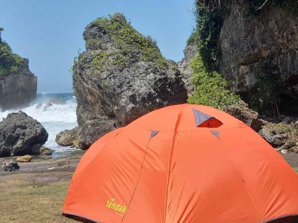 Camping di Pantai Madasari