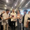 Aktivis KAMMI Tasikmalaya kenalkan kelom geulis Tasikmalaya ke Menparekraf Sandiaga Uno dalam acara rembug nasional pelaku ekonomi kreatif