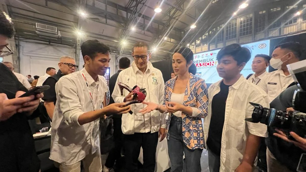 Aktivis KAMMI Tasikmalaya kenalkan kelom geulis Tasikmalaya ke Menparekraf Sandiaga Uno dalam acara rembug nasional pelaku ekonomi kreatif