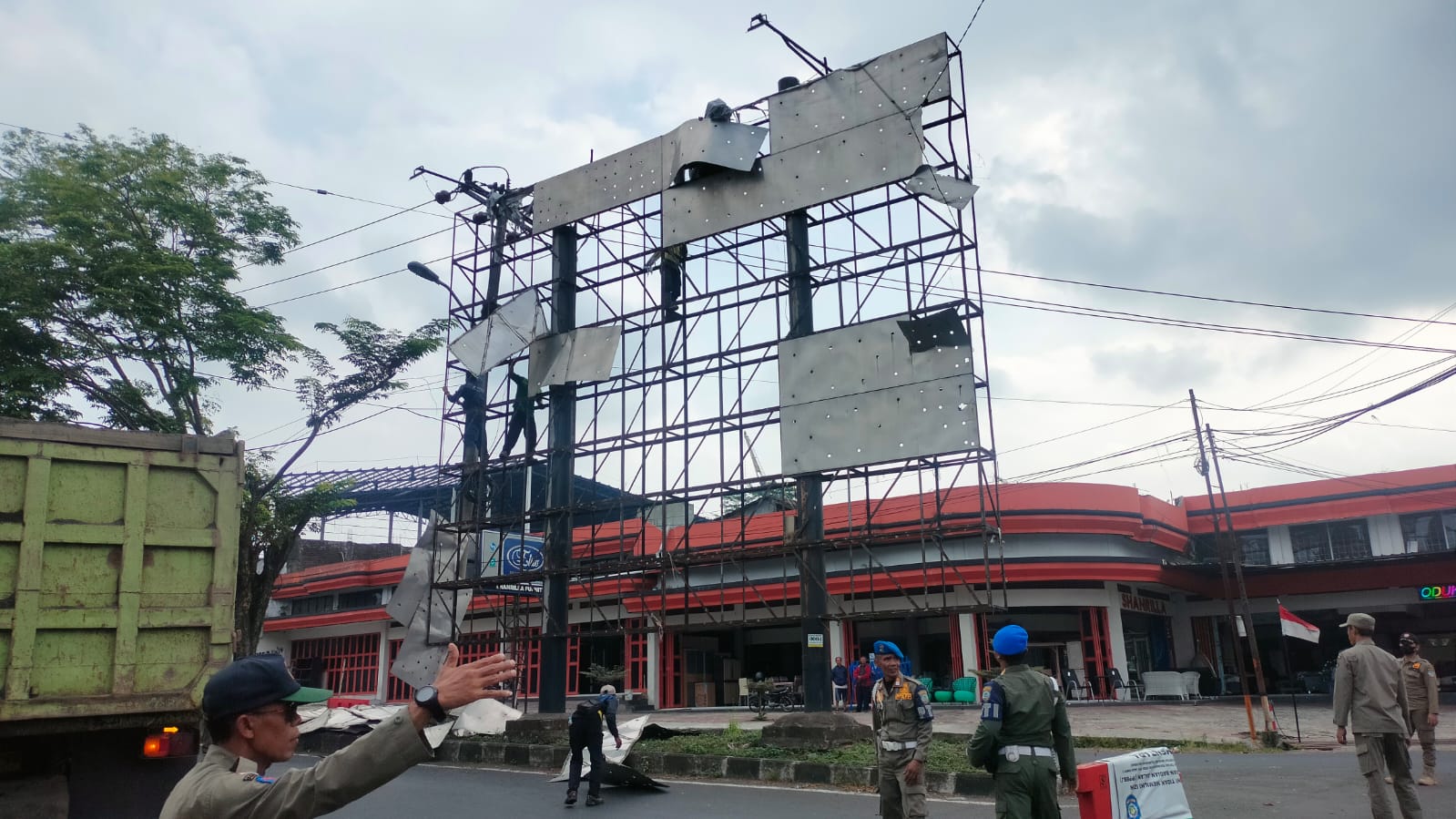 Konstruksi reklame di median jalan Dibongkar Satpol PP Provinsi Jawa Barat
