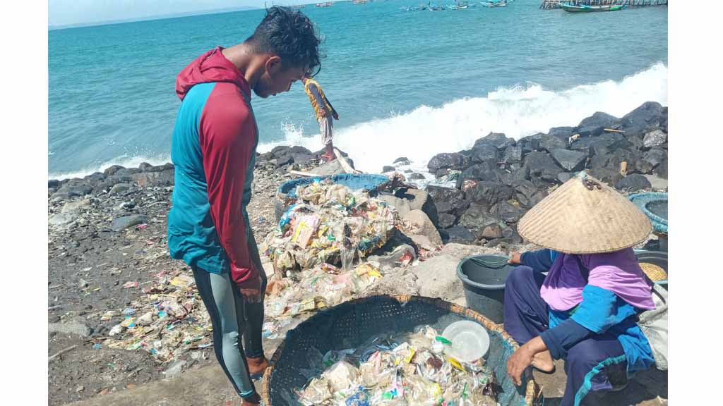 Sampah di Pantai Timur Pangandaran