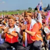 Anies Baswedan berssama Wakil Ketua Majelis Syuri PKS Mohamad Sohibul Iman berpose menunjukkan 8 jari pada acara Jalan Santai PKS di Tasikmalaya, Sabtu (2/9/2023). Momen ini terjadi beberapa jam sebelum Anies deklarasi bersama Cak Imin di Surabaya.
