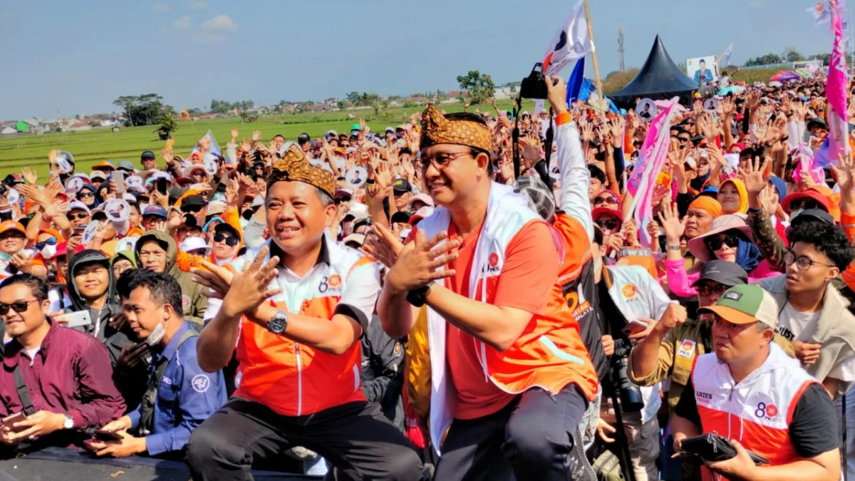 Anies Baswedan berssama Wakil Ketua Majelis Syuri PKS Mohamad Sohibul Iman berpose menunjukkan 8 jari pada acara Jalan Santai PKS di Tasikmalaya, Sabtu (2/9/2023). Momen ini terjadi beberapa jam sebelum Anies deklarasi bersama Cak Imin di Surabaya.