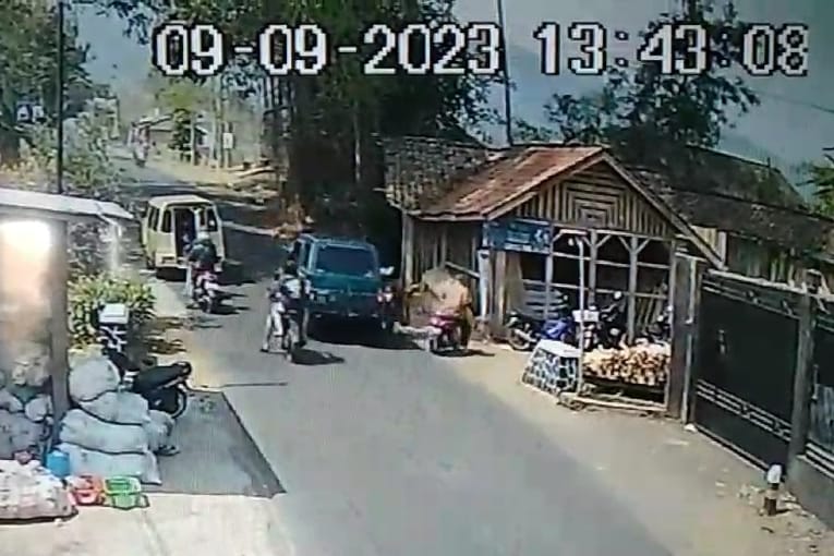 Terekam CCTV, Mobil Kepala Desa Tabrakan Dengan Warga di Tasikmalaya