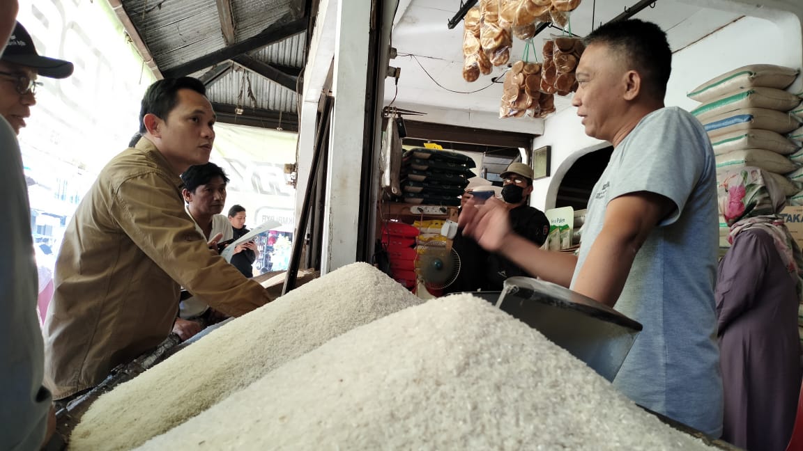 Pj Wali Kota Cek Harga Beras di Pasar Cikurubuk