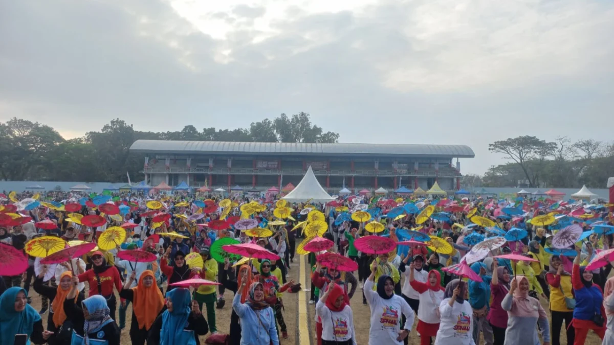 Senam massal menggunakan payung geulis sebagai ikon paten kota tasikmalaya