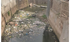 Tumpukan Sampah di sungai di kota tasikmalaya