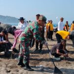 Bersih-bersih Pantai Pangandaran